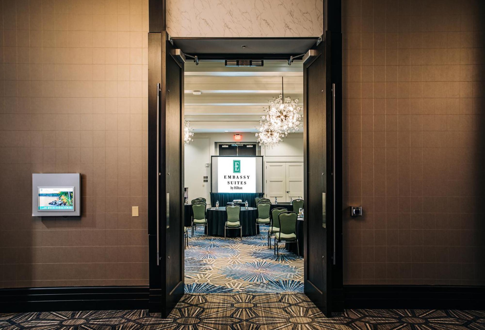 Embassy Suites Louisville Downtown Exterior photo