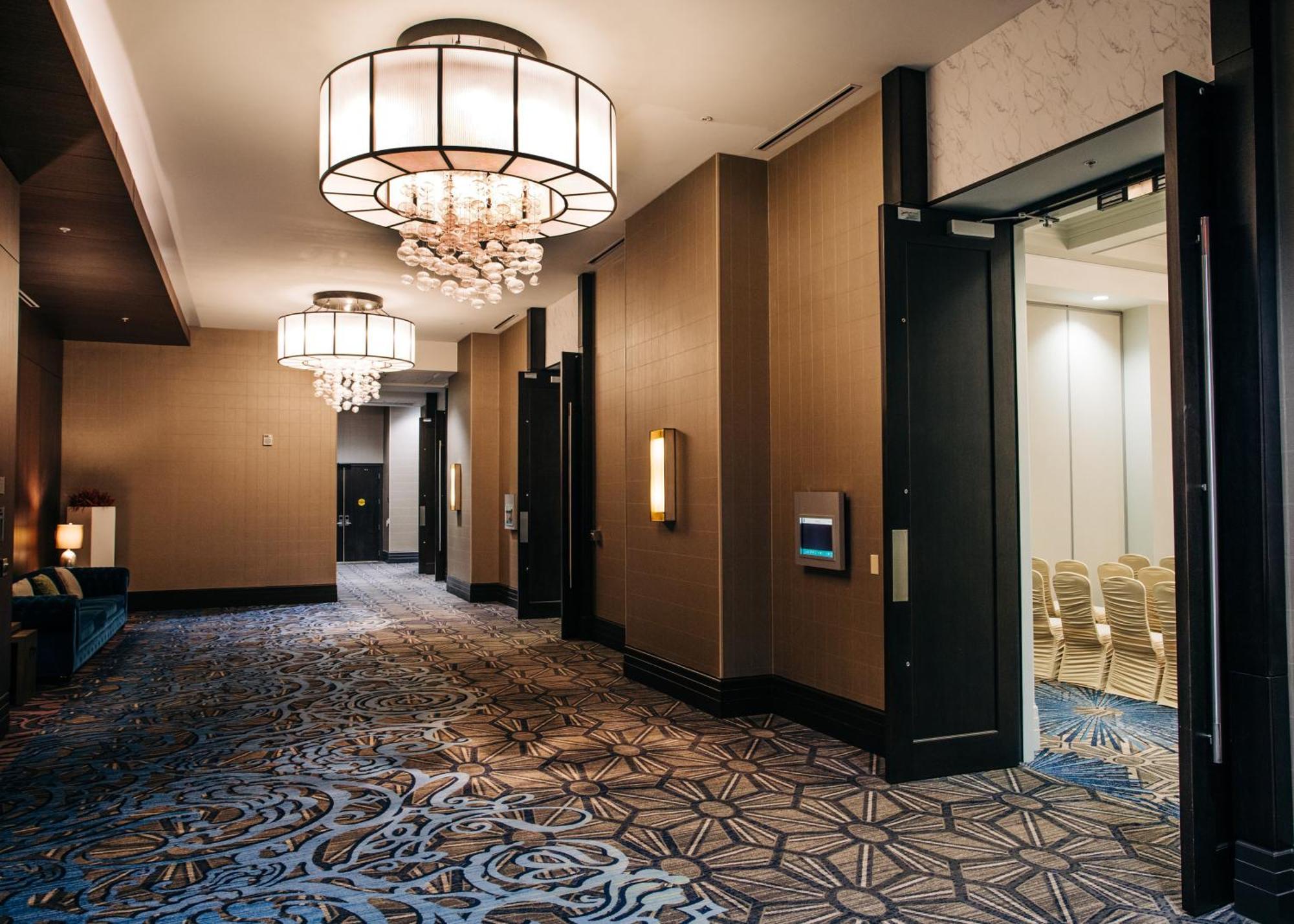 Embassy Suites Louisville Downtown Exterior photo