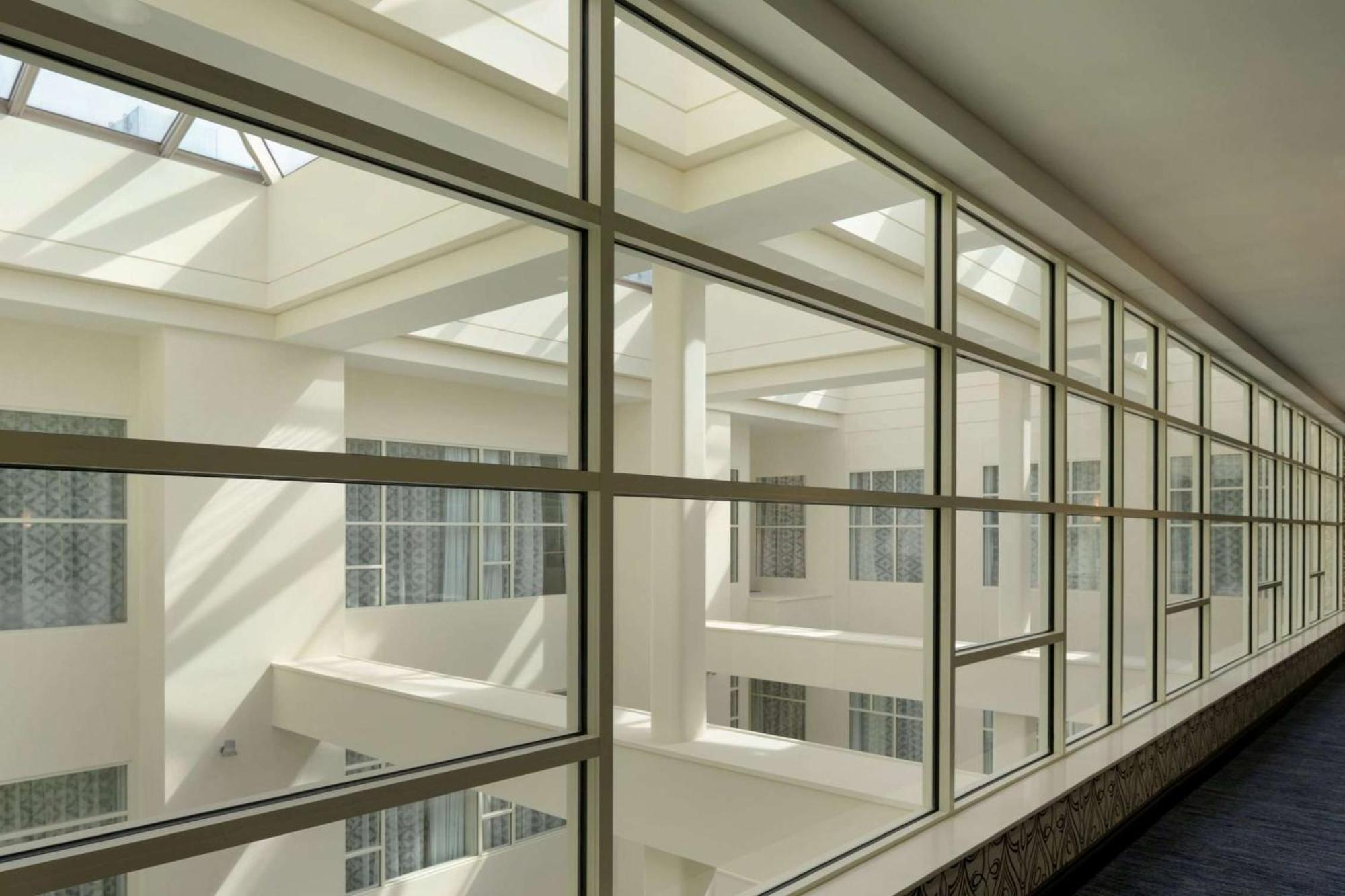Embassy Suites Louisville Downtown Exterior photo